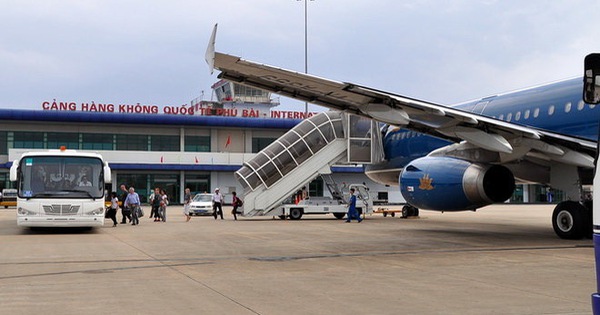 Máy bay Vietnam Airlines tại sân bay huế