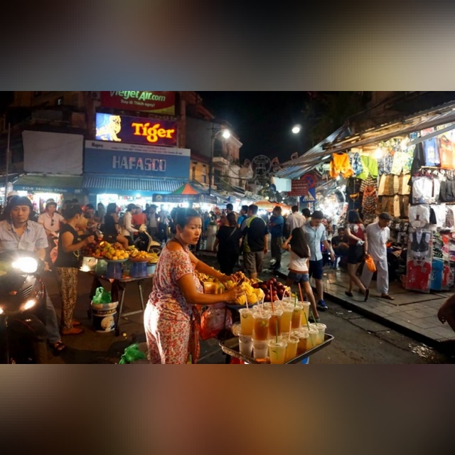 Chợ đêm Hàng Đào