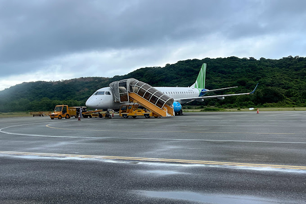 máy bay bamboo airways tại sân bay
