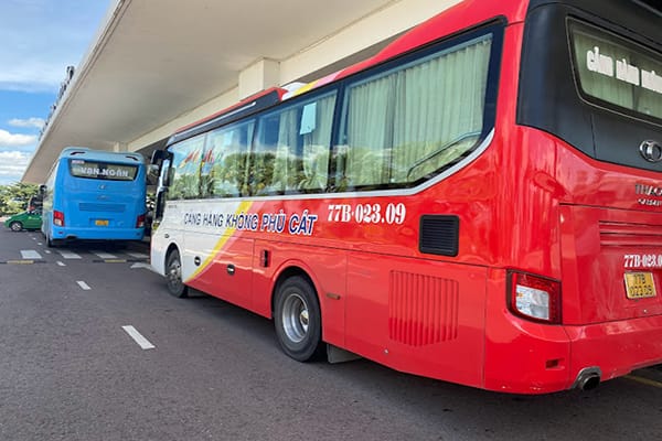 Xe buýt tại sân bay Phù Cát